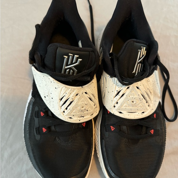 Nike Kyrie 3 Team Low Black White ! SOLID SHOES! For the collectors. - Picture 13 of 16